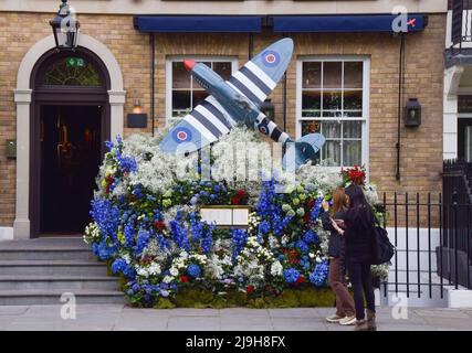 London, Großbritannien. 23. Mai 2022. Blumenausstellung in der Sloane Street, Teil der kostenlosen Blumenkunstausstellung Chelsea in Bloom. Geschäfte, Hotels und Restaurants im Londoner Chelsea-Viertel nehmen an dem jährlichen Wettbewerb Teil, und das Thema 2022 lautet „British Icons“. Kredit: Vuk Valcic/Alamy Live Nachrichten Stockfoto