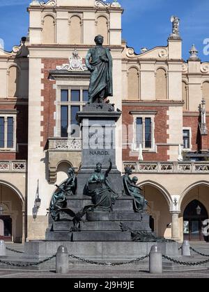 KRAKAU, POLEN - 16. MAI 2022: Adam-Mickiewicz-Denkmal auf dem Hauptplatz Stockfoto