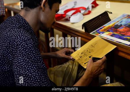 Kalkutta, Westbengalen, Indien. 23.. Mai 2022. Ein autistisches Kind zeichnet, als er an einem Moday Workshop in einem indischen Museum in Kalkutta, Indien, am 23. Mai 2022 teilnimmt. (Bild: © Indranil Aditya/ZUMA Press Wire) Stockfoto