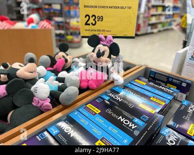 Las Vegas, Nevada, USA. 22.. Mai 2022. Binax-Now Marke Covid-19 Antigen Selbsttests in einem Mülleimer in Walgreens Stores, Las Vegas, seltsam neben Dutzenden von Mickey und Minnie Mouse Puppen angezeigt. (Bild: © Amy Katz/ZUMA Press Wire) Stockfoto