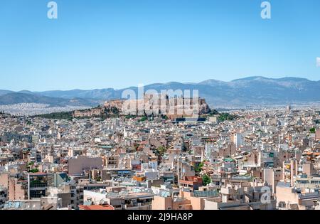 Die Skyline von Athen, vom Kynosargous-Hügel aus gesehen. Der Akropolis-Hügel mit dem Parthenon und dem Odeon des Herodes Atticus dominiert das Bild. Stockfoto