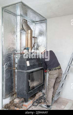 Montage an den Wänden aus Metallprofil und Mineralwolle zum thermischen Schutz von Wänden, Montage- und Reparaturarbeiten. Stockfoto