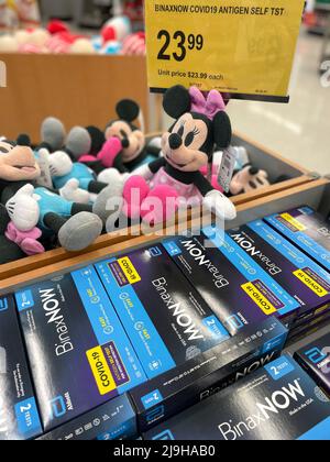 Las Vegas, Nevada, USA. 22.. Mai 2022. Binax-Now Marke Covid-19 Antigen Selbsttests in einem Mülleimer in Walgreens Stores, Las Vegas, seltsam neben Dutzenden von Mickey und Minnie Mouse Puppen angezeigt. (Bild: © Amy Katz/ZUMA Press Wire) Stockfoto