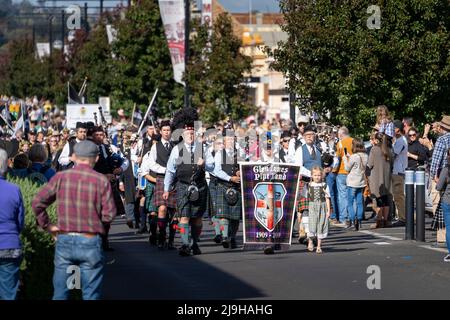 Farbenfrohe Straßenparade zur Feier der Eröffnung des Glen Innes Celtic Festival, NSW Australien Stockfoto