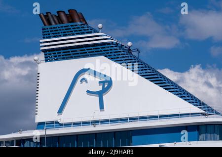 Helsinki / Finnland - 23. MAI 2022: Nahaufnahme des Trichters der MV Silja Symphony mit dem Siegellogo der Silja Line Stockfoto