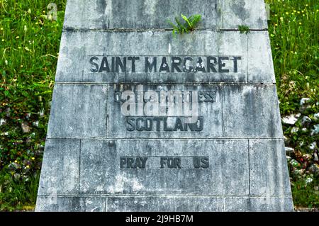 Lourdes, Frankreich - 18. Mai 2022: Inschrift unter ihrer Statue in Lourdes: Hl. Margarete, Königin und Patronin Schottlands, betet für uns. Stockfoto