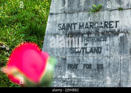 Lourdes, Frankreich - 18. Mai 2022: Inschrift unter ihrer Statue in Lourdes: Hl. Margarete, Königin und Patronin Schottlands, betet für uns. Stockfoto