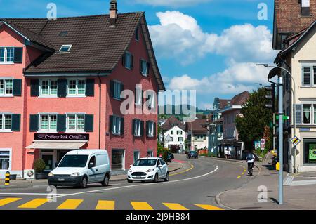 Wetzikon, Schweiz - 14. Mai 2022: Stadtleben und Verkehr auf der Straße durch Wetzikon bei Tag Stockfoto