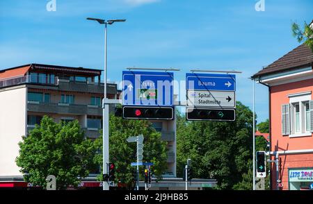 Wetzikon, Schweiz - 14. Mai 2022: Verkehrsknotenpunkt in Wetzikon, Schweiz. Verkehrshinweise für Bauma, Uster und Autobahn. Stockfoto