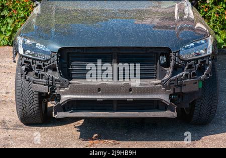 Maske eines staubigen modernen schwarzen SUV-Autos ohne vorderen Stoßfänger Stockfoto