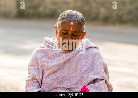 Pokhara, Nepal - 21. November 2015: Ältere Frau in traditioneller Kleidung auf der Straße in Pokhara. Stockfoto