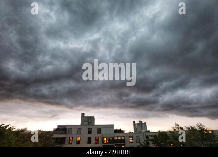 München, Bayern, Deutschland. 23.. Mai 2022. Bedrohliche Sturmwolken über München signalisieren das Eintreffen einer Kaltfront und einen Rückgang des lokalen atmosphärischen Drucks, der voraussichtlich sintflutartige Regenfälle, Hagel und möglicherweise Tornados in Teile von Süd- und Mitteldeutschland bringen wird. (Bild: © Sachelle Babbar/ZUMA Press Wire) Stockfoto