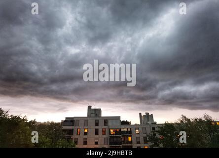 München, Bayern, Deutschland. 23.. Mai 2022. Bedrohliche Sturmwolken über München signalisieren das Eintreffen einer Kaltfront und einen Rückgang des lokalen atmosphärischen Drucks, der voraussichtlich sintflutartige Regenfälle, Hagel und möglicherweise Tornados in Teile von Süd- und Mitteldeutschland bringen wird. (Bild: © Sachelle Babbar/ZUMA Press Wire) Stockfoto