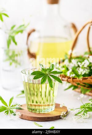 Frische Limonade mit Zitrone, Limettensaft und Waldmeister-Sirup. Gesundes Bio hausgemachtes erfrischendes alkoholfreies Getränk. Selektiver Fokus. Stockfoto