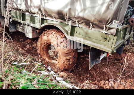 Das Rad des Autos steckte im Schlamm fest. Stockfoto