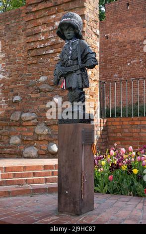 WARSCHAU, POLEN - 17. MAI 2022: Die kleine aufständischen Statue (von Jerzy Jarnuszkiewicz) zum Gedenken an die Kindersoldaten des Warschauer Aufstands Stockfoto