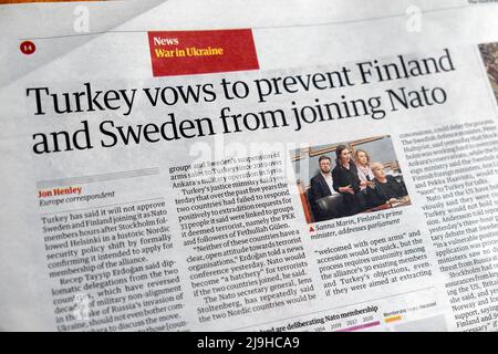 „Die Türkei schwört, Finnland und Schweden am Beitritt zur NATO zu hindern“, titelte die Zeitung Guardian am 17. Mai 2022 in London, Großbritannien, mit dem Titel war in der Ukraine Stockfoto