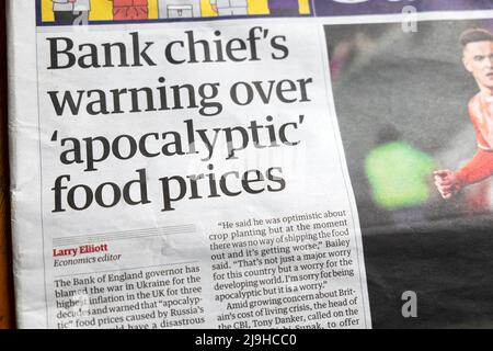 „Die Warnung des Bankchefs vor „apokalyptischen“ Lebensmittelpreisen“, titelt die Zeitung Guardian auf der Titelseite Lebenshaltungskosten 17. Mai 2022 in London, England, Großbritannien Stockfoto