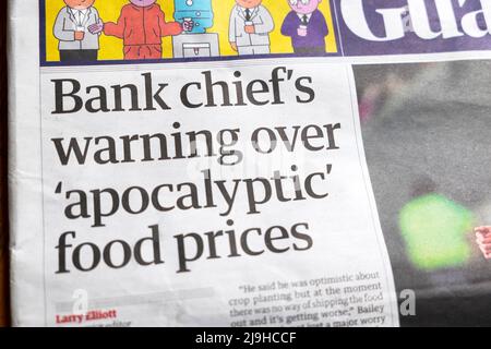 „Die Warnung des Bankchefs vor „apokalyptischen“ Lebensmittelpreisen“, titelt die Zeitung Guardian auf der Titelseite Lebenshaltungskosten 17. Mai 2022 in London, England, Großbritannien Stockfoto