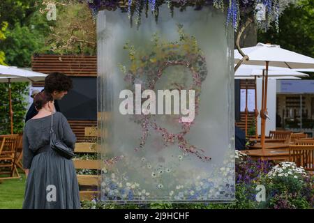 London, Großbritannien. 23.. Mai 2022. Besucher sehen sich am Pressetag eine 3-D-Blumenausstellung der Queen am Stand von Veevers Carter auf der Chelsea Flower Show 2022 an. Kredit: SOPA Images Limited/Alamy Live Nachrichten Stockfoto