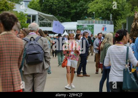 London, Großbritannien. 23.. Mai 2022. Besucher der Chelsea Flower Show 2022 am Pressetag. Kredit: SOPA Images Limited/Alamy Live Nachrichten Stockfoto