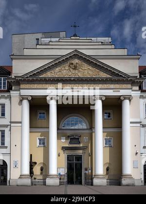 WARSCHAU, POLEN - 17. MAI 2022: Außenansicht der Kirche St. Andreas der Apostel und St. Bruder Albert in Plac Teatralny Stockfoto