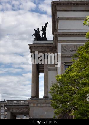 WARSCHAU, POLEN - 17. MAI 2022: Außenansicht des Großen Theaters mit der Statue der Apollo-Quadriga in Silhouette Stockfoto