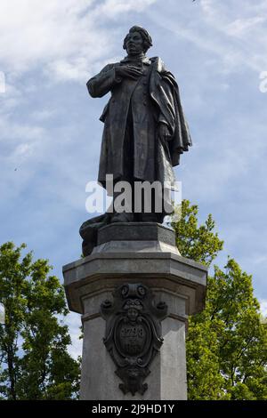 WARSCHAU, POLEN - 17. MAI 2022: Nahaufnahme des Adam-Mickiewicz-Denkmals (von Cyprian Godebski) in der Krakowskie Przedmiescie-Straße Stockfoto