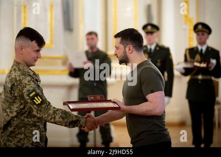 Kiew, Ukraine. 23.. Mai 2022. Der ukrainische Präsident Wolodymyr Zelenskyy, rechts, überreicht einem Helden der Ukraine während einer Zeremonie im Weißen Heldensaal im Mariyinski-Palast am 23. Mai 2022 in Kiew, Ukraine, den Befehl des Goldenen Sterns. Kredit: Sarsenov Daniiar/Ukrainian Presidential Press Office/Alamy Live Nachrichten Stockfoto