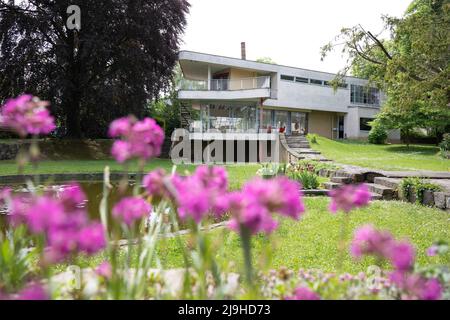 23. Mai 2022, Sachsen, Löbau: Das Einfamilienhaus "Haus Schminke", das 1932 vom Architekten Hans Scharoun für den Nudelhersteller Fritz Schminke aus Löbau erbaut wurde. Foto: Sebastian Kahnert/dpa Stockfoto