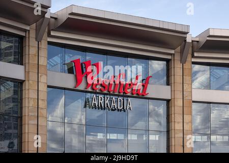 WARSCHAU, POLEN - 17. MAI 2022: Schild an der Außenseite des Westfield Arkadia Einkaufszentrums Stockfoto