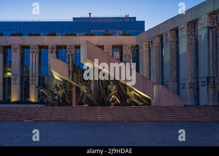 WARSCHAU, POLEN - 17. MAI 2022: Warschauer Aufstandsdenkmal zum Gedenken an das Opfer von Anti-Nazi-Widerstandskämpfern in1944 im Jahr WW2, beleuchtet bei nig Stockfoto