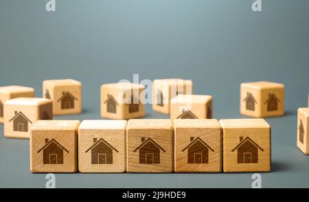 Reihe von Holzblockhäusern. Mietgeschäft. Immobilieninvestitionen. Kauf und Weiterverkauf von Wohnungen. Makler-Service. Kauf oder Vermietung von Wohnungen. Re Stockfoto