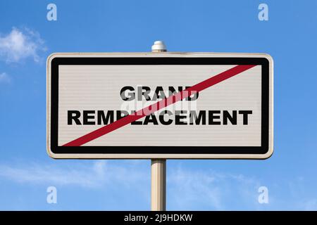 Ein französisches Ausstiegsschild gegen einen blauen Himmel mit in der Mitte auf Französisch „Grand Remplacement“ geschrieben, was auf Englisch „Great Replacement“ bedeutet. Stockfoto