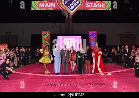 Shea Couleé, die Vivienne, RuPaul Charles, Trinity the Tuck, Jinkx Monsoon, Monet X Change und Raja während der Rupaul DragCon 2022, Tag 1, auf der statt Stockfoto