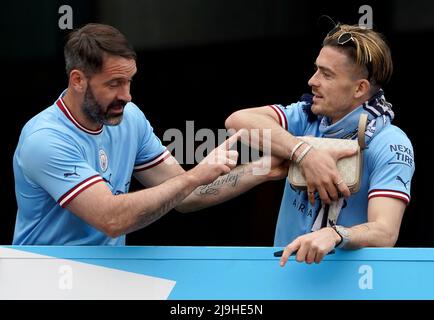 Jack Grealish von Manchester City (rechts) während der Premier League-Trophäenparade in Manchester. Bilddatum: Montag, 23. Mai 2022. Stockfoto