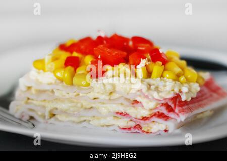 Neues Rezept. Fisch-Surimi-Kuchen mit Paprika. Stockfoto