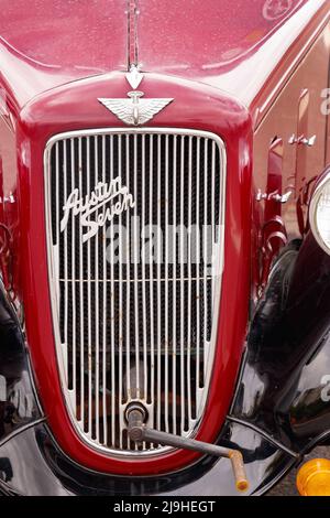 Nahaufnahme des Kühlergrills des Jahrgangs 1930s, kastanienbraun, Austin Seven New Ruby in Exmouth Devon UK wird auch als Baby Austin bekannt Stockfoto
