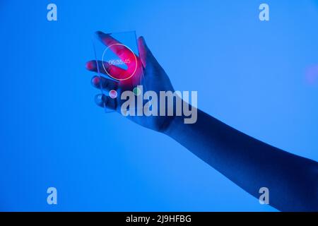 Hand der Frau mit Stoppuhr auf futuristischem transparentem Smartphone vor blauem Hintergrund Stockfoto