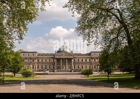 Brüssel, Belgien, 4. Mai 2022. Das Schloss Laeken ist der Wohnsitz des belgischen Herrschers und seiner Familie. Stockfoto