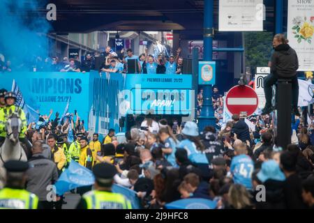 Manchester, Großbritannien. 23.. Mai 2022. Manchester City feiert mit einer Parade durch die Stadt den vierten Titel in der Premier League in fünf Jahren. Tausende von Fans säumten die Straßen, um Guardiola und die Mannschaft zu begrüßen, als sie durch die Stadt reisten und die neueste Trophäe vorstellten. Kredit: Andy Barton/Alamy Live Nachrichten Stockfoto