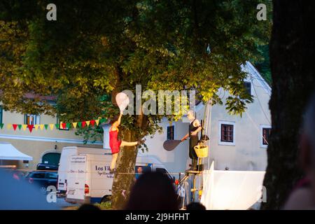 Samobor, Kroatien - 05 21 2022 : Los Filonautas auf Cufus, Zirkus-Straßenfest in Samobor 2022 Stockfoto