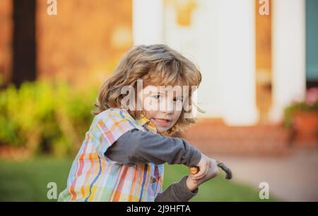 Negative Kinderemotion. Aggression für Kinder. Wütend Junge mit Stock. Anpassung an Kinder. Schläger. Mobbing-Konzept. Nervenzusammenbruch. Stockfoto