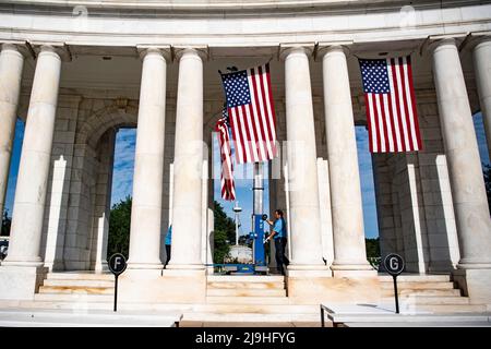 Arlington, Vereinigte Staaten Von Amerika. 23.. Mai 2022. Arlington, Vereinigte Staaten von Amerika. 23. Mai 2022. Mitarbeiter der Instandhaltung von Anlagen hängen amerikanische Flaggen im Arlington National Cemetery Memorial Amphitheater, um sich auf die jährliche Gedenkveranstaltung zum Gedenken an die Kriegstoten der Nationen am 23. Mai 2022 in Arlington, Virginia, USA, vorzubereiten. Kredit: Elizabeth Fraser/U.S. Army/Alamy Live News Stockfoto