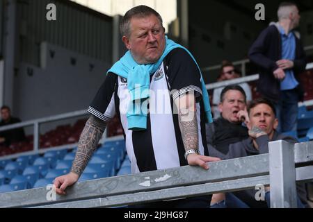 BURNLEY, GROSSBRITANNIEN. MAI 22. Newcastle United Fan während des Premier League-Spiels zwischen Burnley und Newcastle United im Turf Moor, Burnley am Sonntag, 22.. Mai 2022. (Kredit: Mark Fletcher | MI News) Kredit: MI Nachrichten & Sport /Alamy Live News Stockfoto