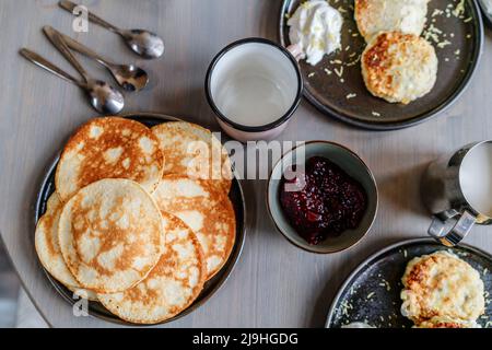 Frühstück auf dem Tisch mit Pfannkuchen und Marmelade Stockfoto