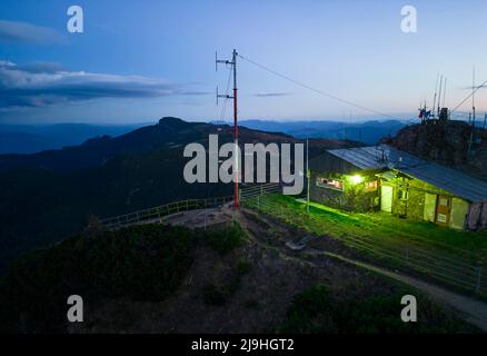 Wetterstation in der Nacht. Ceahlau Toaca, Rumänien Stockfoto