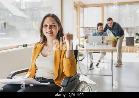 Porträt einer jungen Geschäftsfrau im Rollstuhl im Büro Stockfoto