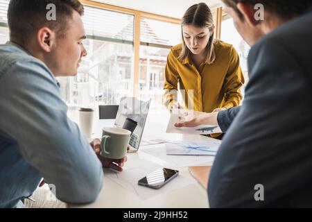 Junge Geschäftsleute, die im Büro ein Meeting abhalten Stockfoto