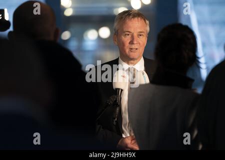 2022-05-23 21:16:25 UTRECHT - Staatssekretär Eric van der Burg (Justiz) spricht nach dem Sicherheitsrat mit der Presse, wo Probleme mit der Aufnahme von Flüchtlingen im Land diskutiert wurden. Es betraf sowohl die Anzahl der Plätze für ukrainische Flüchtlinge als auch die Aufnahmeplätze für andere Asylbewerber. ANP JEROEN JUMELET niederlande Out - belgien Out Stockfoto